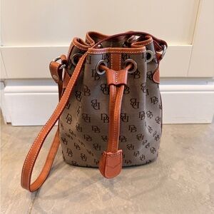 90’s Dooney & Bourke Brown and Tan Signature Drawstring Shoulder Bag